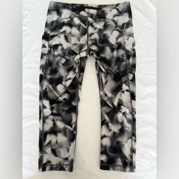Lululemon Speed Up‎ Crop 21" Blush Blossom Alpine White Black Size 10 - Picture 4 of 12